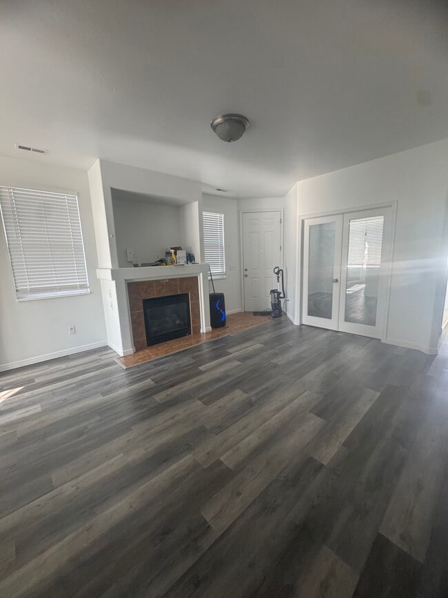 Photo - 214 Foxboro Dr W
