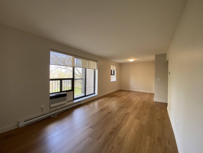 #301 - Living & Dining Room - Pembridge Square