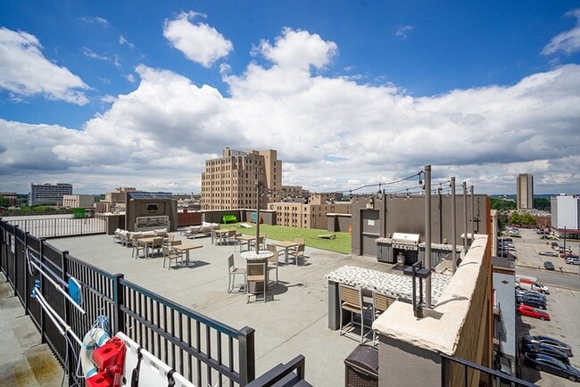 W Muhammad Ali Blvd_430_20230623-038_1000px - Flats on Fifth