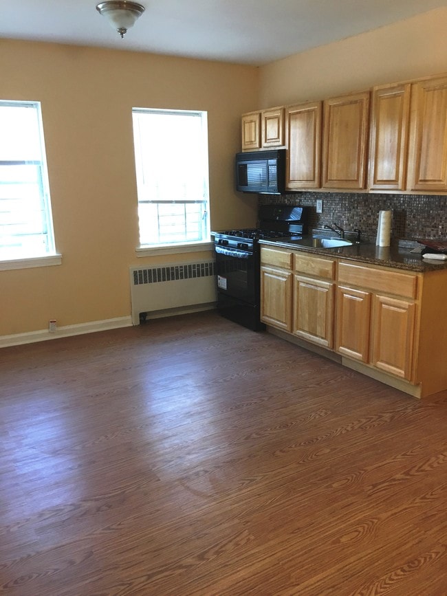 open kitchen / living room - 2615 John F. Kennedy Blvd Unit 304