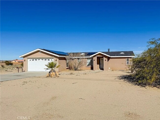 Building Photo - 29 Palms Home with Garage