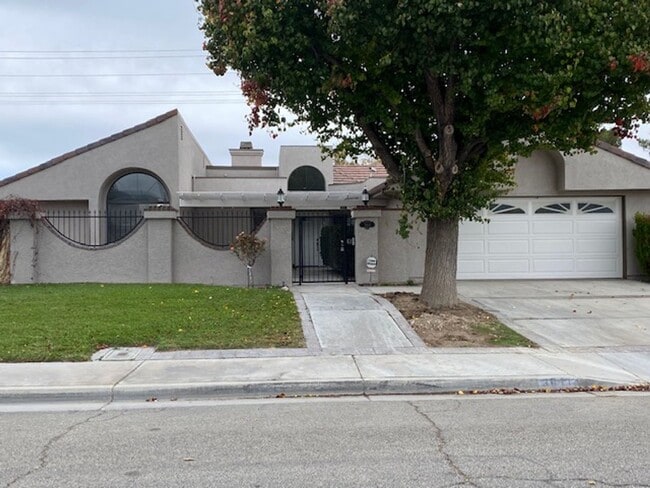Building Photo - West Lancaster 3 bedroom and office