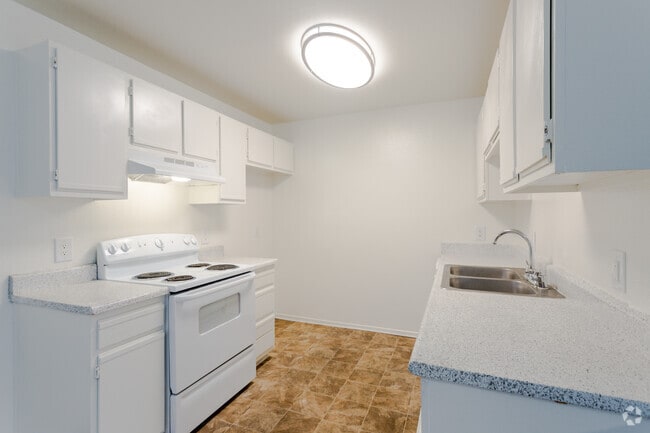 2BR, 1BA - 850 SF