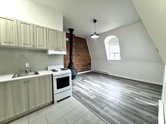 Building Photo - 181 Gerrard St E Unit 402