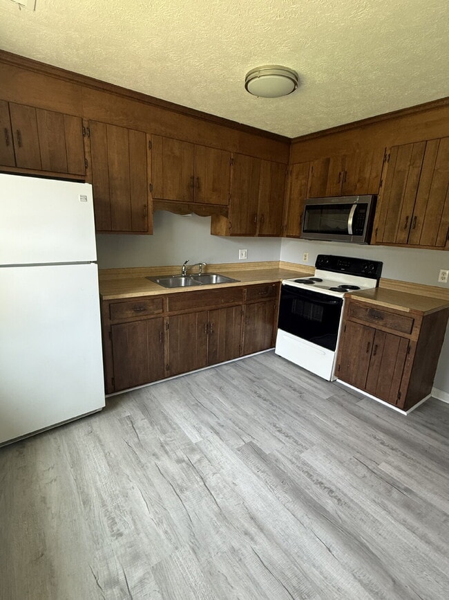 2 Bedroom 1 Bathroom Apartment in Madison Heights with off street parking.