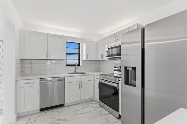 Building Photo - 9233 SW 8th St Unit 404