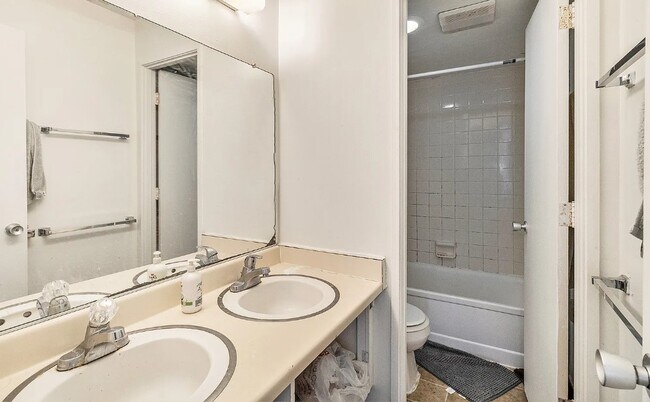 Photo - 1327 Wilmot St