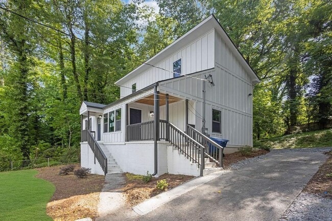 Photo - 1080 Westmont Rd SW