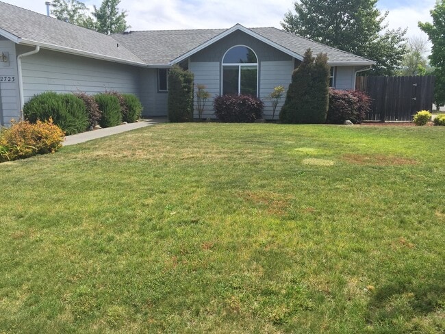2723 Esther Ln