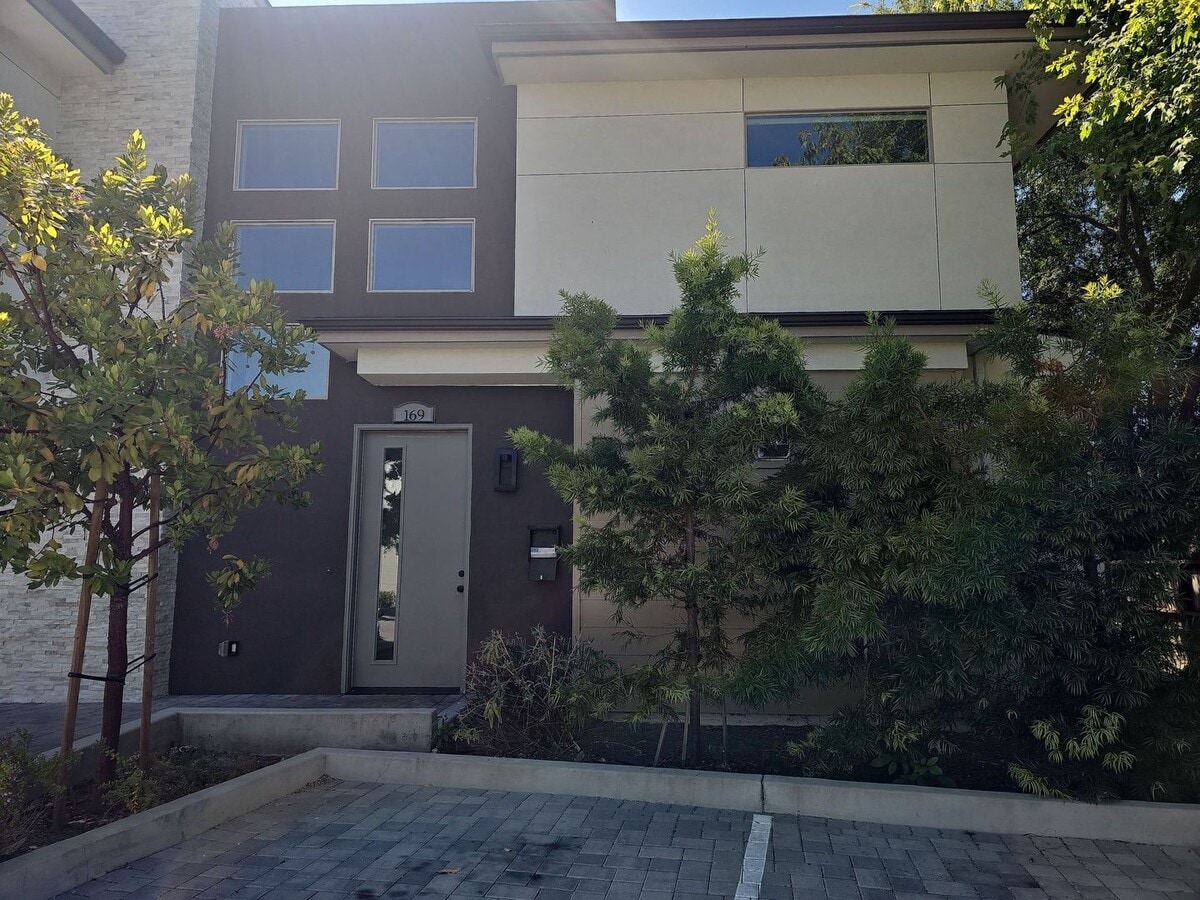 Photo - 169 Carpenter St