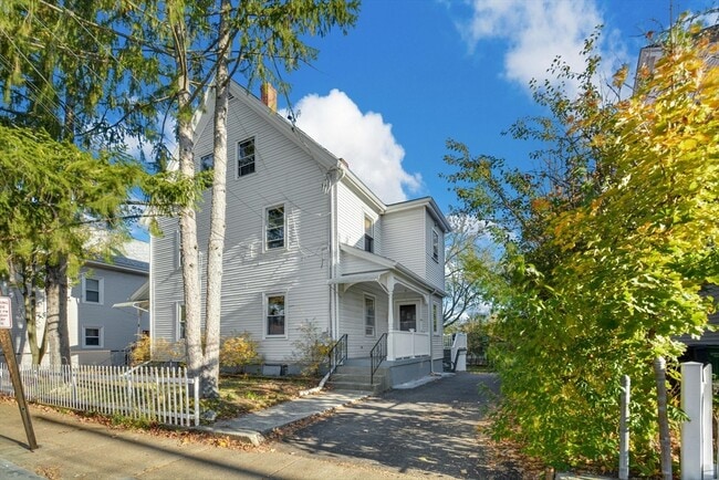 Building Photo - 10 Middle St Unit 10