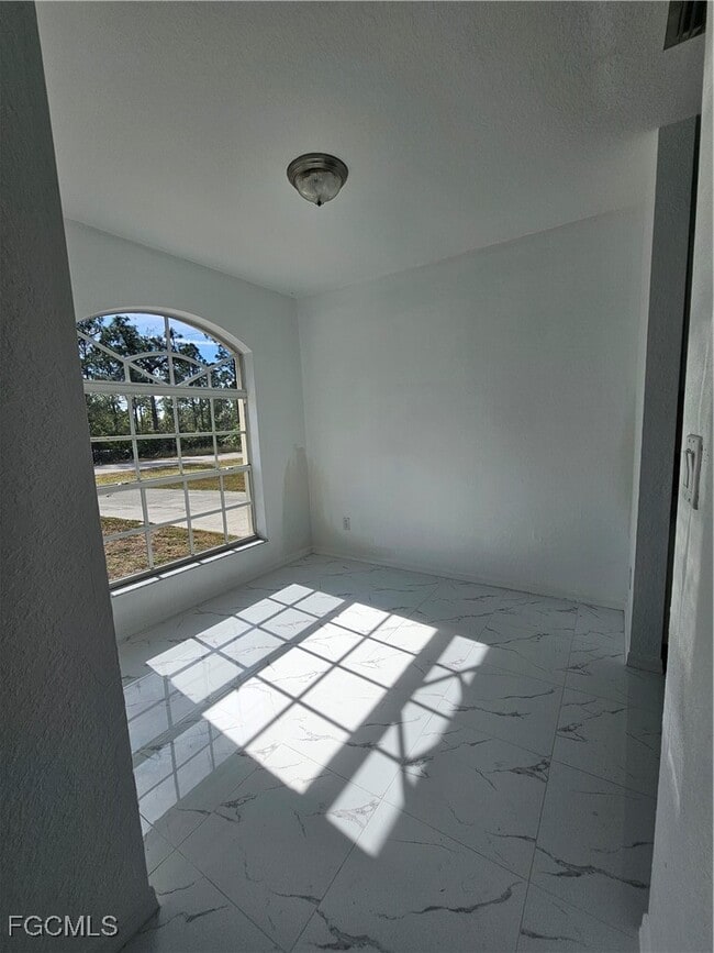 Photo - 1127 Croquet St E