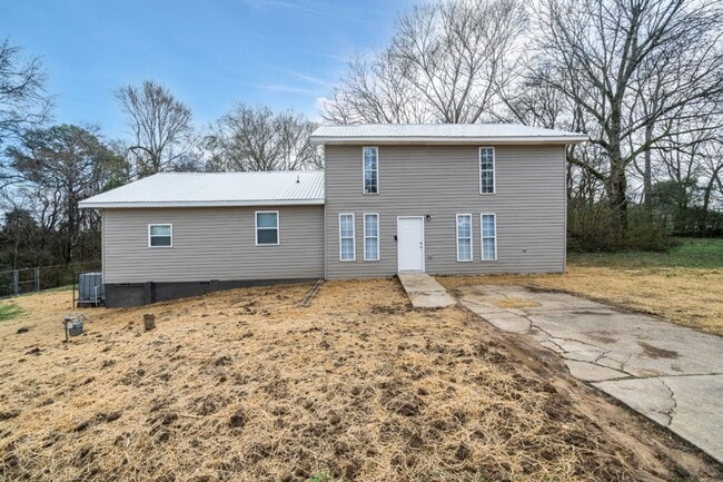 Building Photo - Beautifully Renovated 4BR/2.5BA with Large Yard in Graysville