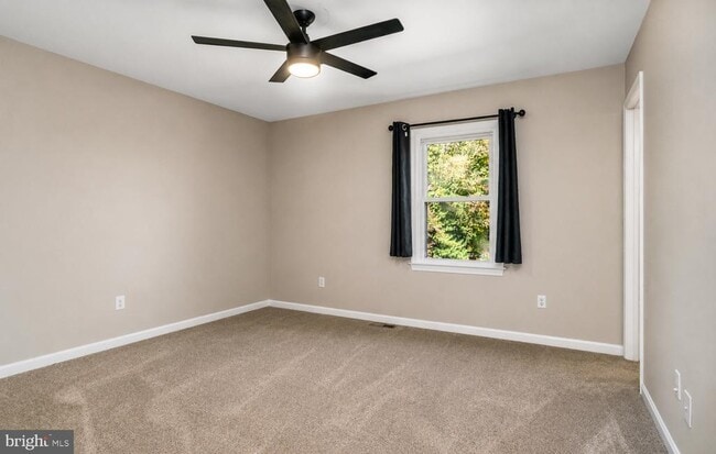 Photo - 15 English Oak Cir