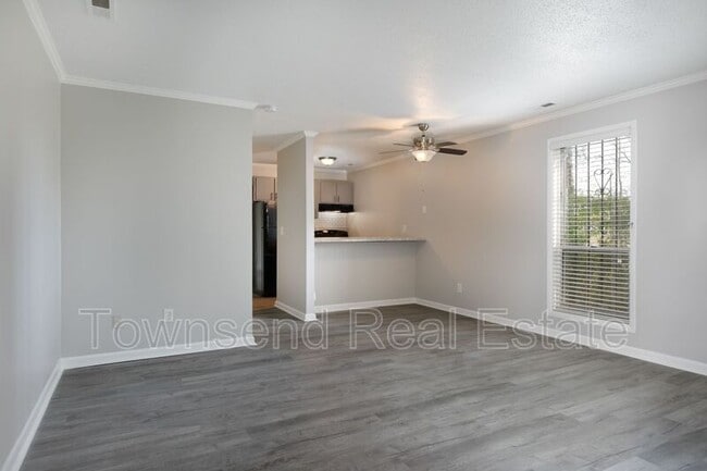 Building Photo - 5858 Century Oaks Dr