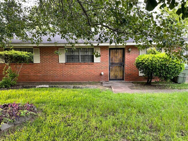 Front View - 523 Woodbrook Dr