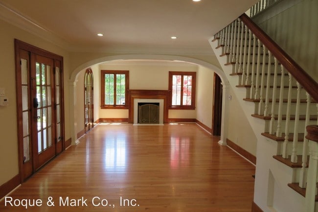 Photo - 609 S Burlingame Ave Apartment