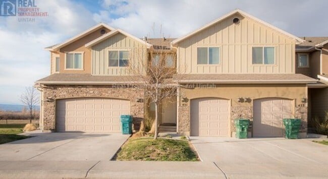 Building Photo - 3 bed 2.5 bath townhome in Fox Run