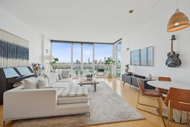 Building Photo - 2 2nd St Unit PH 4102 Rental