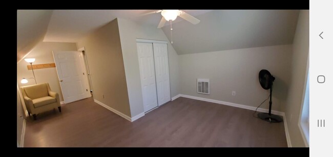 Upstairs Bedroom (R) - 221 Long St Apartments Unit Upstairs Bedroom(R)