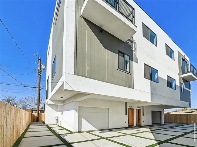 2919-2923 S Burnside Ave