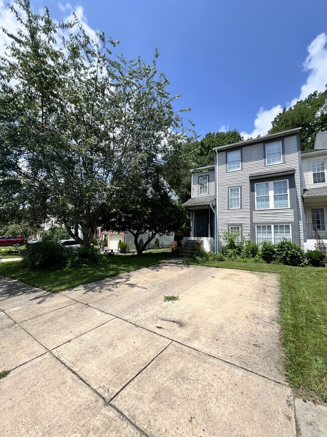 Photo - 733 Farnham Pl