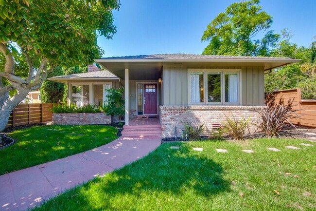 Beautifully remodeled 2 bed, 2 bath home. - Beautifully remodeled 2 bed, 2 bath home.