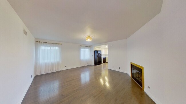Photo - 3+2.5 Updated House w/ Gorgeous Mountain V...