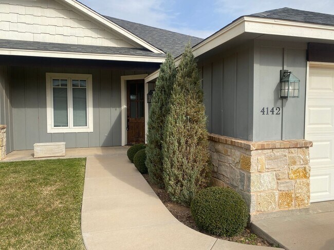 Photo - Executive rental on Carrera! 3/2/2