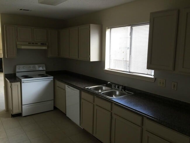 Photo - 607 Luther Dr