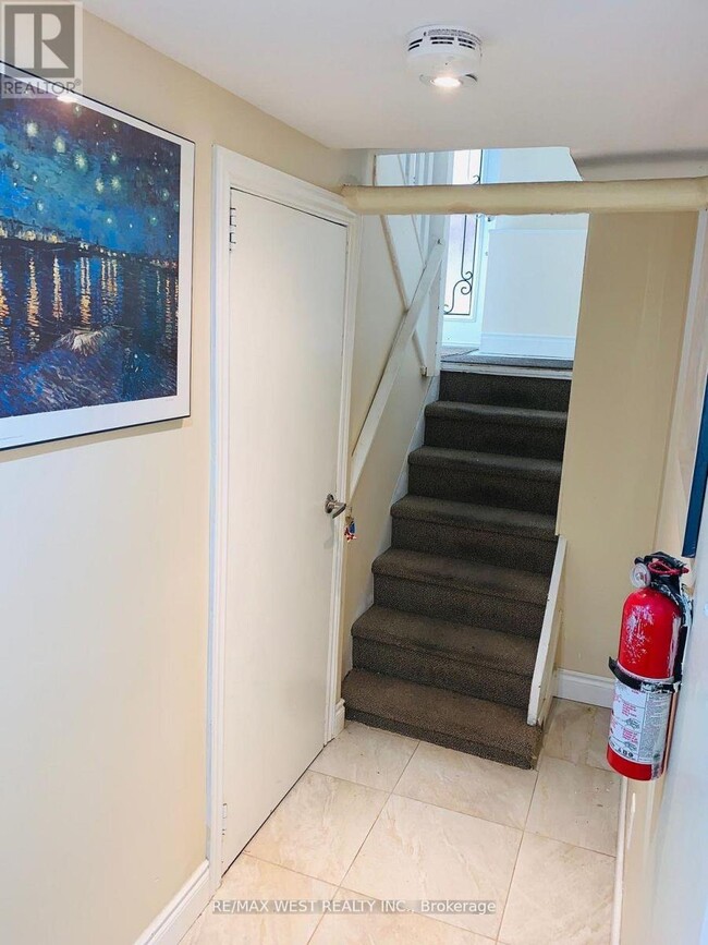 Photo - 900 Avenue Rd Unit Lower