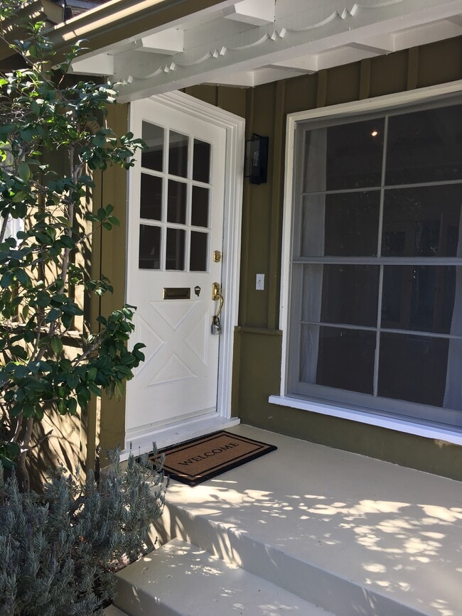 Entry to back house in courtyard - 11425 Cashmere St