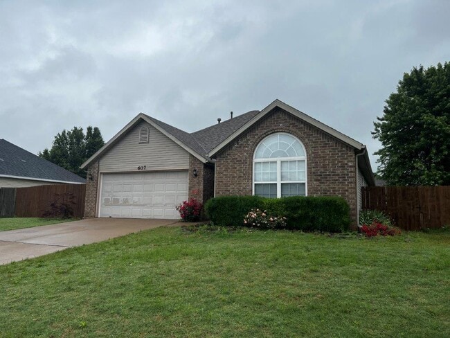 Building Photo - 607 Emerald St