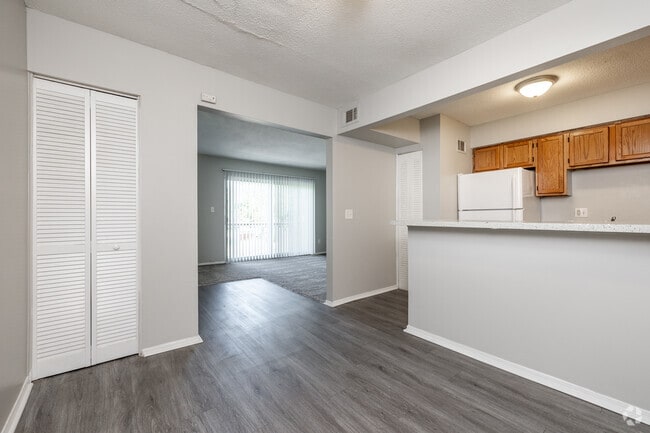 2BR, 2BA - 850 SF - Dining Room - Concord Sq Apartments