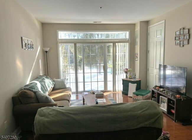 Photo - 95 Limerick Ln