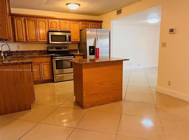 Building Photo - 6534 SW 41st St Unit 6534 Rental