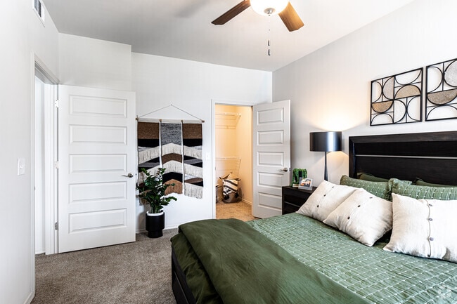 1BR, 1BA - 789SF