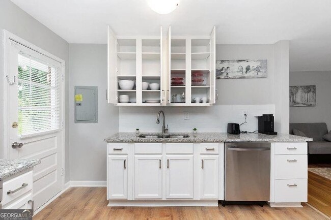 Photo - 965 Smith St