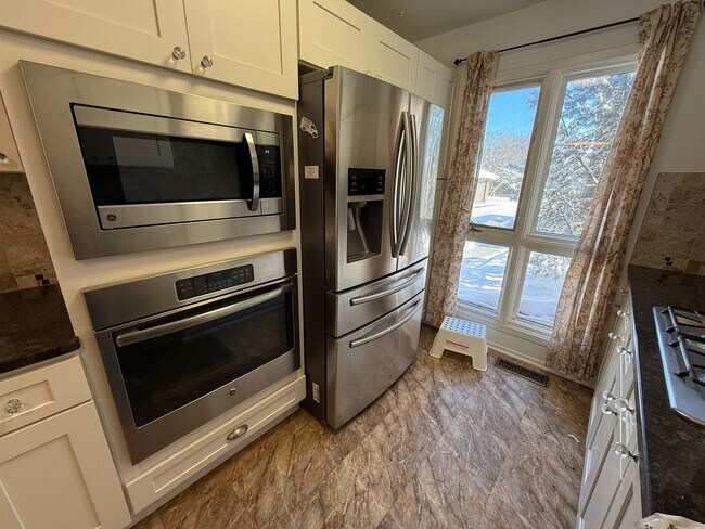 Photo - 1082 Greenhills Dr