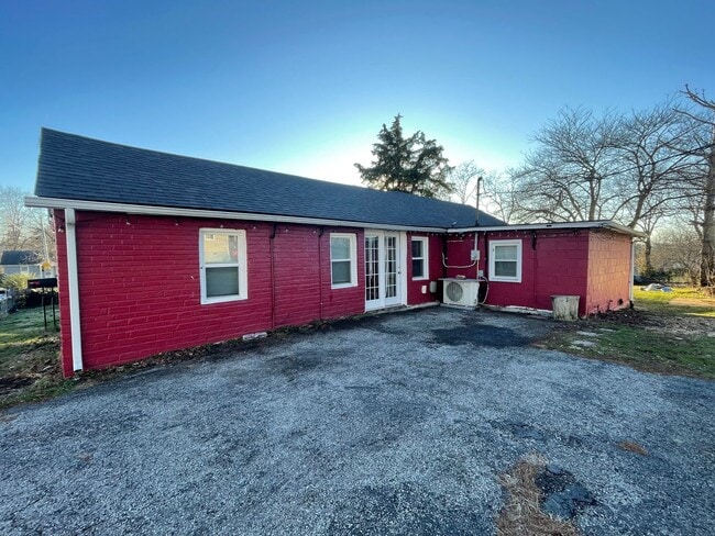 Photo - 319 E Oak St