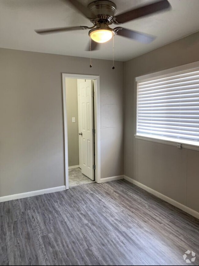 Building Photo - "Charming 1-Bed Oasis with Granite Eleganc... Unit #3 Rental