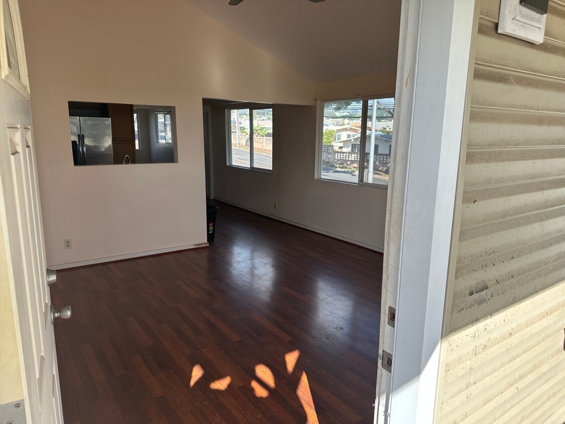 Entrance and living area in the unit - 1876 Palamoi St (Pearl City, HI)