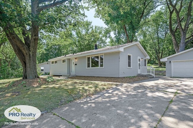 Building Photo - 3 Bedroom Home in Bloomington
