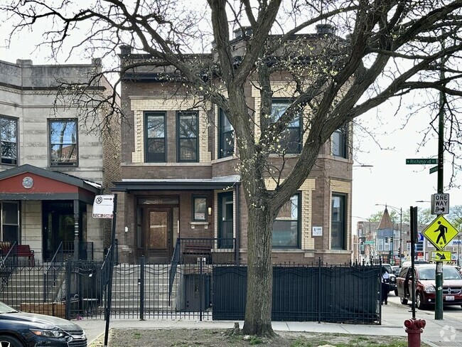 Building Photo - 2758 N Richmond St Rental