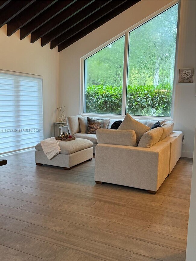 Photo - 3231 Salzedo St