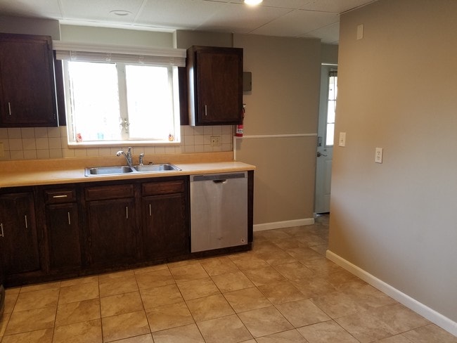 Freshly painted kitchen - 100 Manning Pl