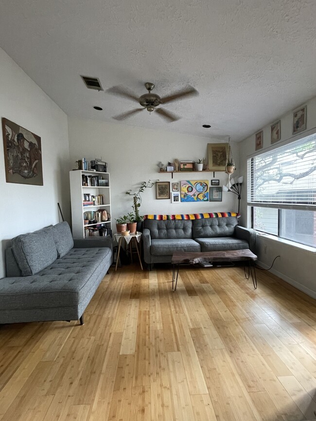 Big windows/ Bamboo flooring - 430 Lindsey St Unidad C4 Rental