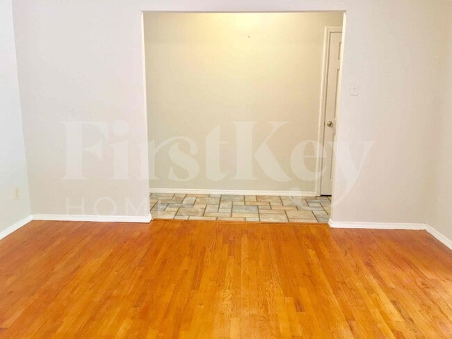 Photo - 2275 Glenoro Dr