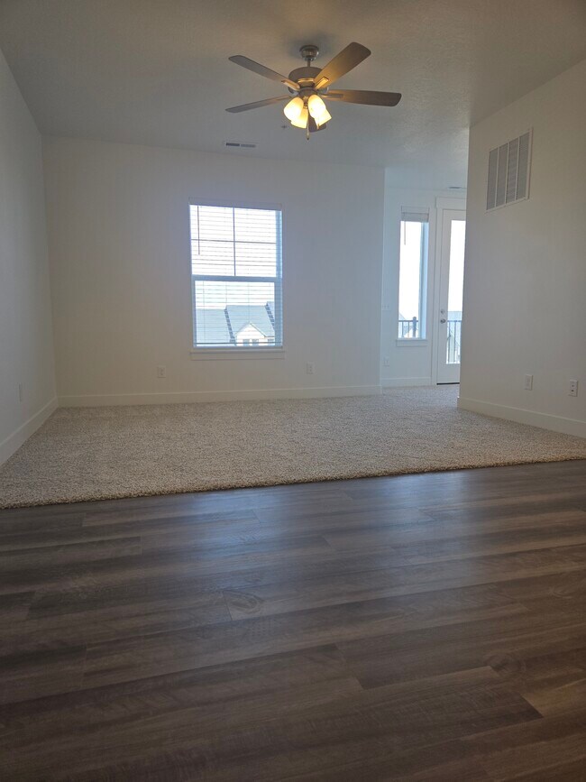 Building Photo - 6512 Skyline Lp Ln Unit B201