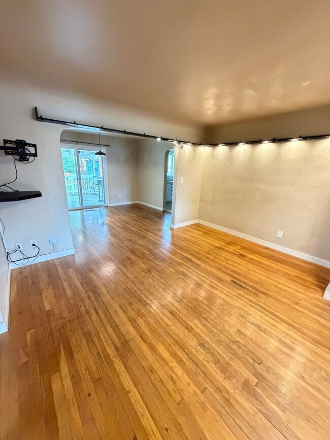 Photo - 480 W Ash St